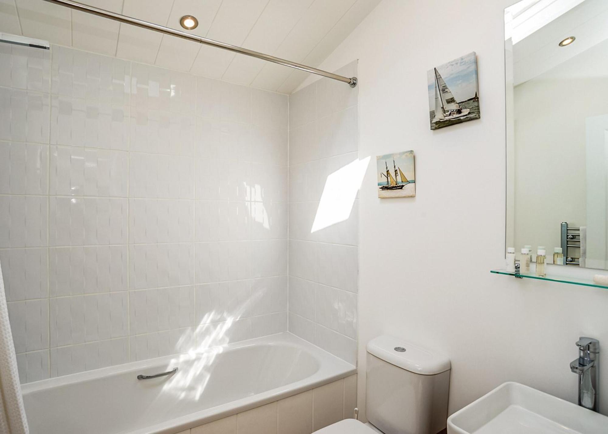 Woodside Coastal Retreat Hotel Fishbourne  Room photo